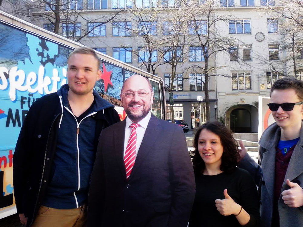 Torben Hermann (22), „Pappkamerad“ Martin Schulz, Delara Burkhardt (24) und der ehemalige Kreisvorsitzende Lukas Zeidler (20). Foto: hfr