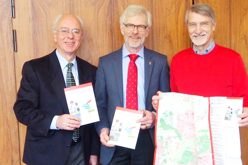 DIe Präsentation des neuen Wegführers mit Bürgermeister Michael Sarach (Mitte). Foto: Stadt Ahrensburg/hfr