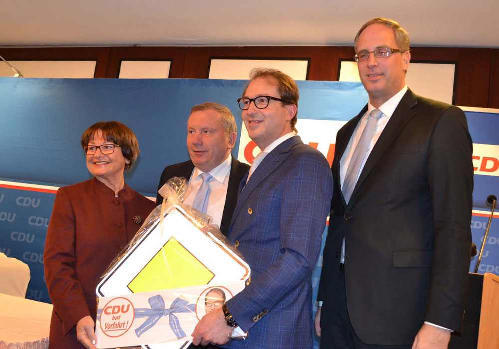 Renate Tangermann, Bundestagsabgeordneter Norbert Brackmann, Bundesverkehrsminister Alexander Dobrindt, und Kreisvorsitzender Tobias Koch. Foto: hfr