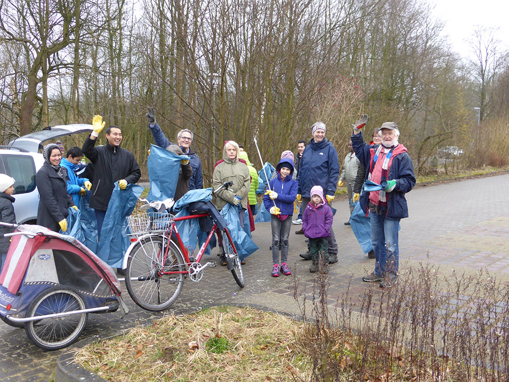 Die Ahrensburger Grünen beim Müllsammeln. Foto: hfr