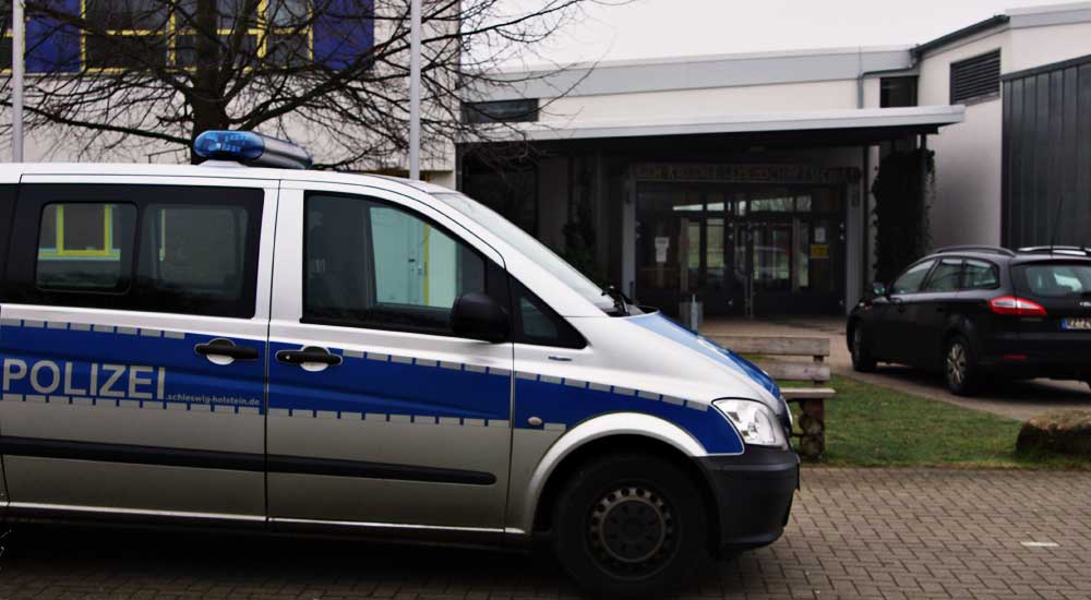 Polizei vor der Erich Kästner Schule. Foto: Finn Fisher/SL