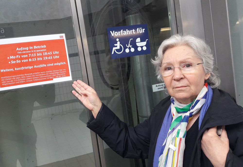 Yannick Thoms vom Beirat für Menschen mit Behinderungen am Fahrstuhl im Oldesloer Bahnhof. Foto: Fischer