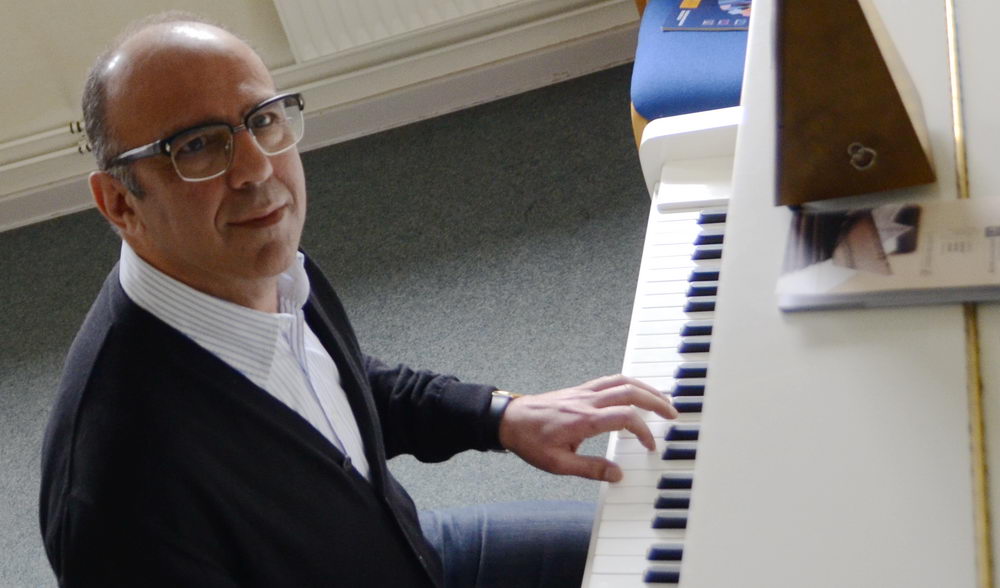 Musikschulleiter Alireza Zare am Klavier. Foto:stormarnlive.de