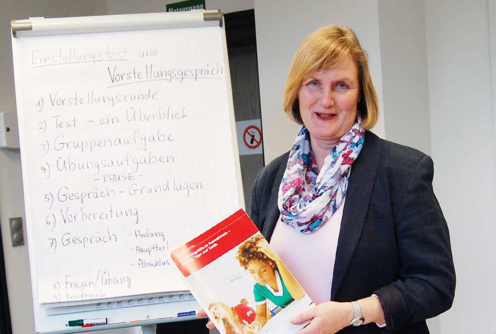 Gut vorbereitet auf das kommende Bewerbungstraining für Jugendliche: Christine Jaacks-Mirow. Foto:hfr