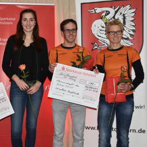 Sabrina Schröder mit Stefan Bergermann und Bettina Lange von Bargteheides Triathleten