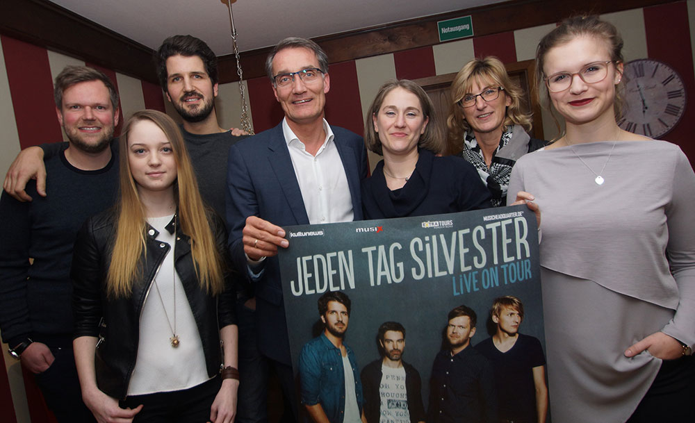 Planen ein Konzert im Tennisclub (von links): Hanna Dreu (Day of Northern Lights) Tom Rieken (JeTaSi), Bertram Ulrich (JeTaSi), Lorenz Lippold (THC), Inken Kautter (Kulturmanagerin), Angelika Lippold (THC) und Luisa Kummerfeld (Small Steps). Foto.Fischer