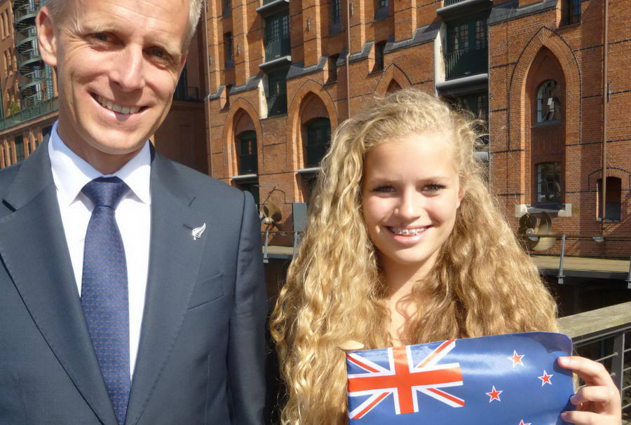 Neuseelands Generalkonsul, Marcus Scoliege, verlieh Anna Sophia das Stipendium. Foto: Hausch und Partner/hfr