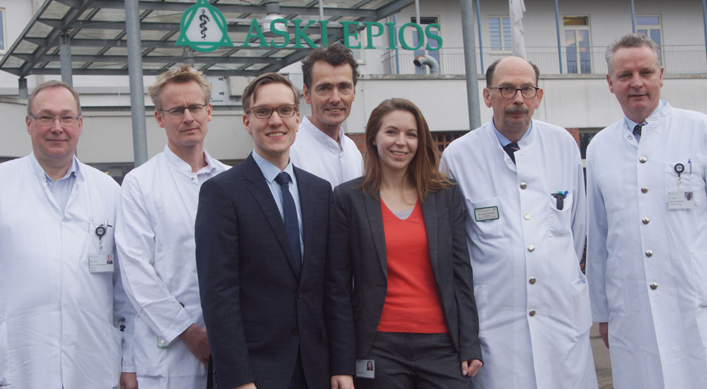 Laden zum Tag der offenen Tür: Der Geschäftsführer der Asklepios Klinik Bad Oldesloe Andreas Reichardt (vorne) mit der Pflegedienstleiterin Bianca Nietsche und den Chef-Ärzten (von links) Dr. Dr. Ulrich Kuipers, Dr. Frank Hennersdorf, Dr. Peter Wellhöner, Dr. Rolf Busak und Dr. Georg Aschmotat. Foto: Fischer