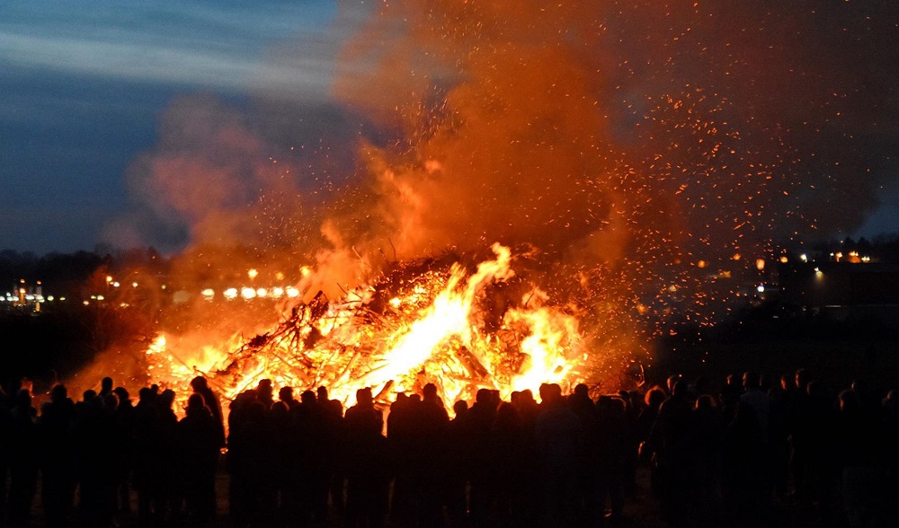 Mit diesen Feuer wurde Ostern in Ahrensburg gefeiert. Foto: Stormarnlive