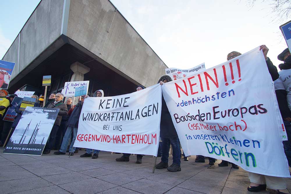 Demonstranten vor der Stormarnhalle in Bad Oldesloe. Foto: Fischer