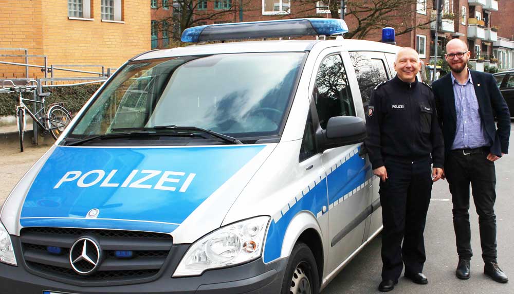 Tobias von Pein mit Polizeidienststellenleiter Norbert Patzker vor einem Einsatzwagen. Foto: hfr