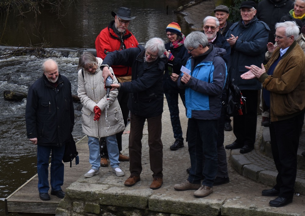 Bei der feierlichen Zeremonie wurde am Sonnabend Argen-Wasser in die Trave geschüttet. Foto: Fischer