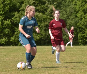 Neele Straube auf der Suche nach einer Anspielstation Foto: VFL OD/von Hausen