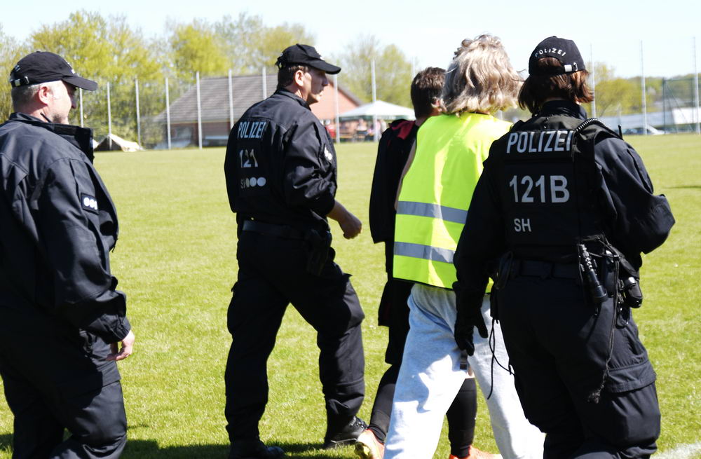 Die Polizei geleitet einen Vatertagsausflügler vom Gelände des Fußballkreispokalfinales