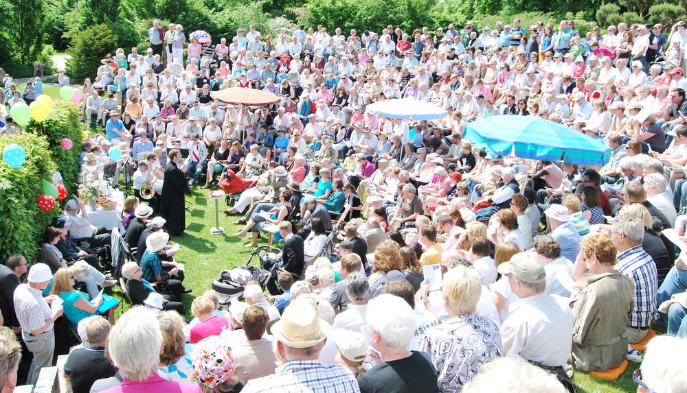Das volle Amphitheater beim Pfingsgottesdienst Foto: Michael Reif /hfr