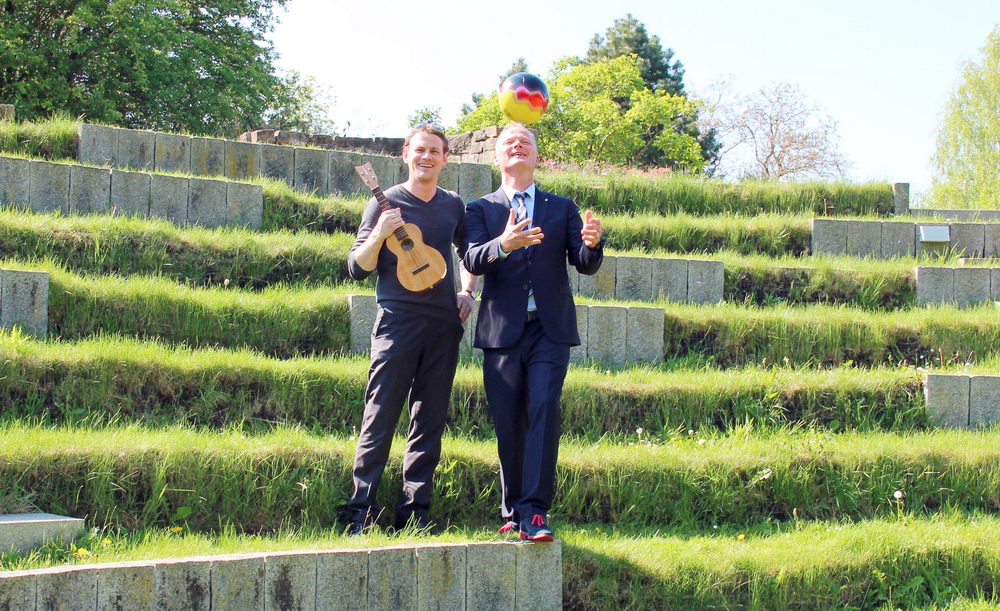 Roßmanek und Hoteldirektor Falk im grünen Amphitheater Foto: Michael Reif /hfr