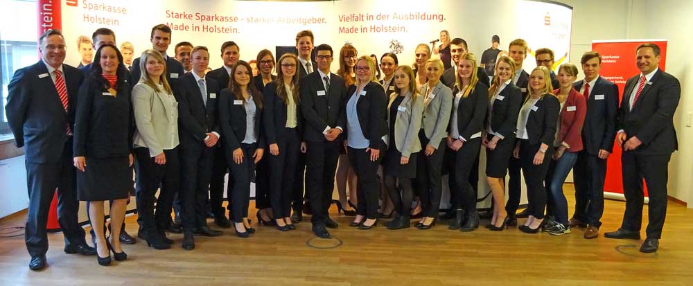 Sparkasse Holstein Uberreicht Ausbildungsvertrage An 25 Junge Frauen Und Manner