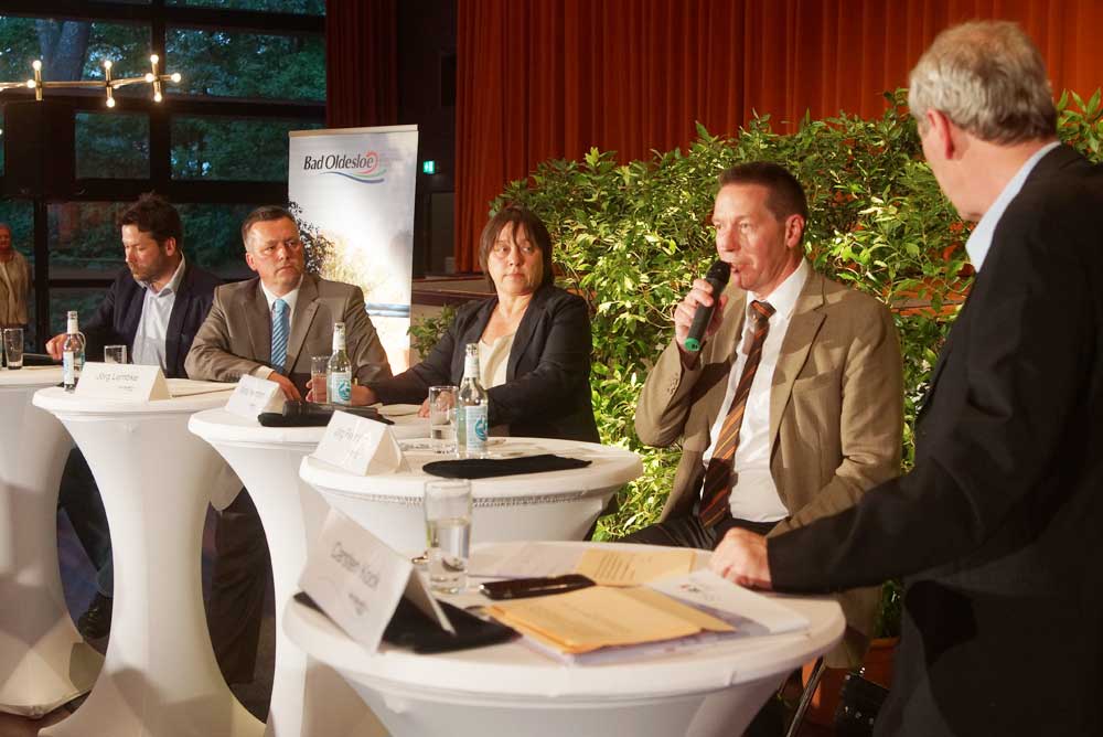 Die Kandidaten (von links) Sebastian Schulz, Jörg Lembke (beide parteilos), Maria Herrmann (SPD) und Jörg Feldmann (CDU) mit dem Moderator Carsten Kock. Foto: Fischer