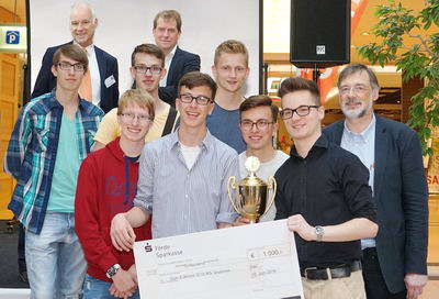 Das Gewinnerteam mit Informatiklehrer Heiko Rahf. Im Hintergrund Prof. Dr. Manfred Schimmler von der Universität Kiel und der Kieler Oberbürgermeister Dr. Ulf Kämpfer Foto: Eckhorst Gymnasium/hfr