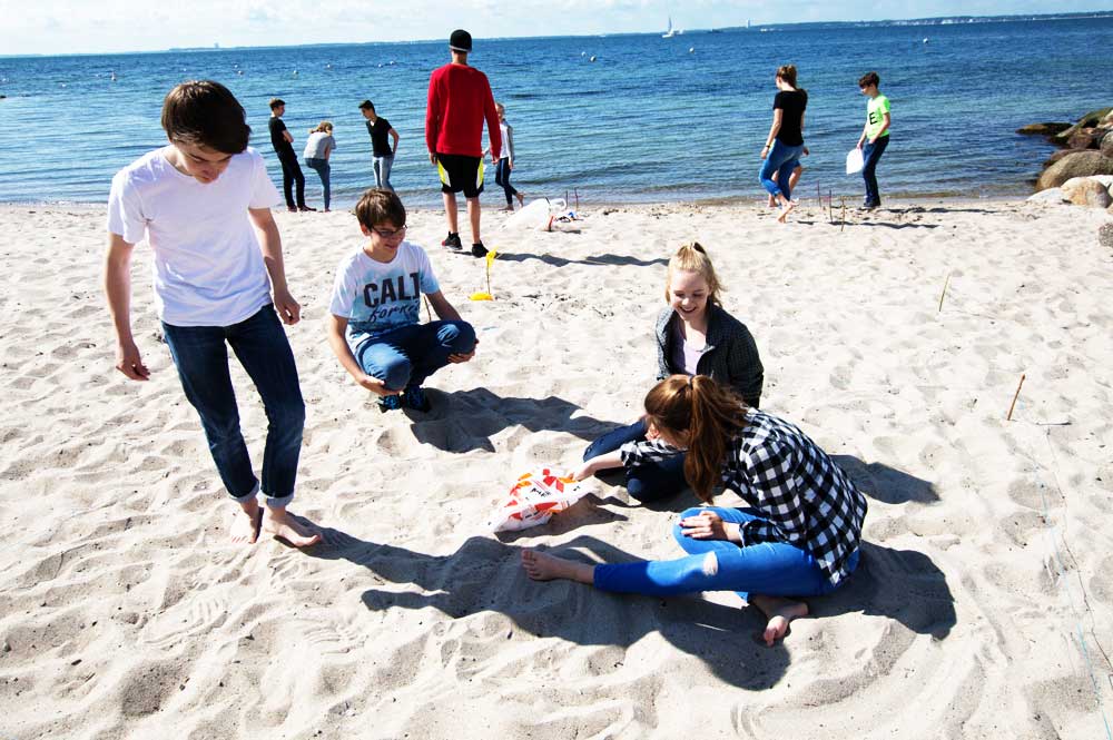 Schüler auf der Suche nach Plastikmüll an der Ostsee. Foto: hfr