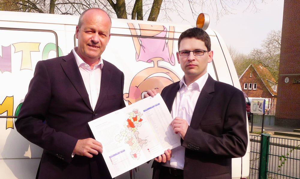 Ingo Loeding und Thomas Deistler (v.l.) mit dem Armutsatlas des Kinderschutzbundes für den Kreis Stormarn. Foto: Witsch/DKSB