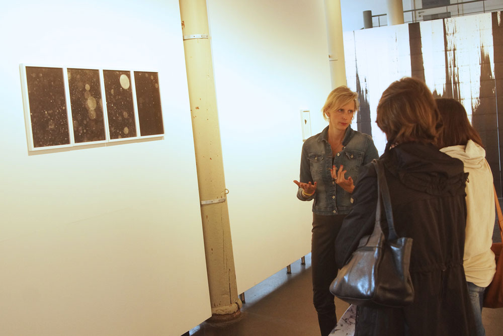 Die Kuratorin Dr. Katharina Schlüter mit zwei Gästen in der Marstall-Ausstellung. Foto: Fischer