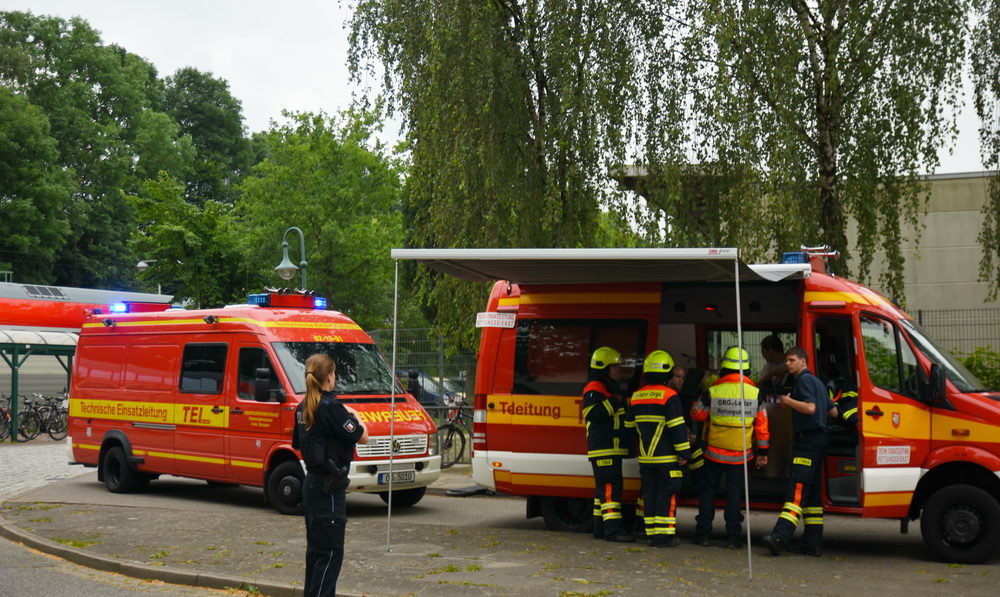 Einsatzkräfte am Reinfelder Bahnhof