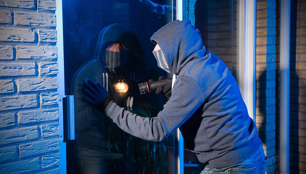 Braucht sich vor der Jutiz nicht viel Sorgen machen: Ein Einbrecher bei der Arbeit (Symbolfoto). Foto: shutterstock.com