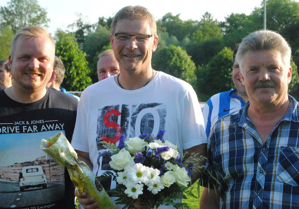 Fußballabteilungsleiter Jens Schenk (r.) und der stellv. Abteilungsleiter (Herrenbereich) Christian Bibo (l.) verabschiedeten Jens Gellers. Foto: von Hausen/VfL OD
