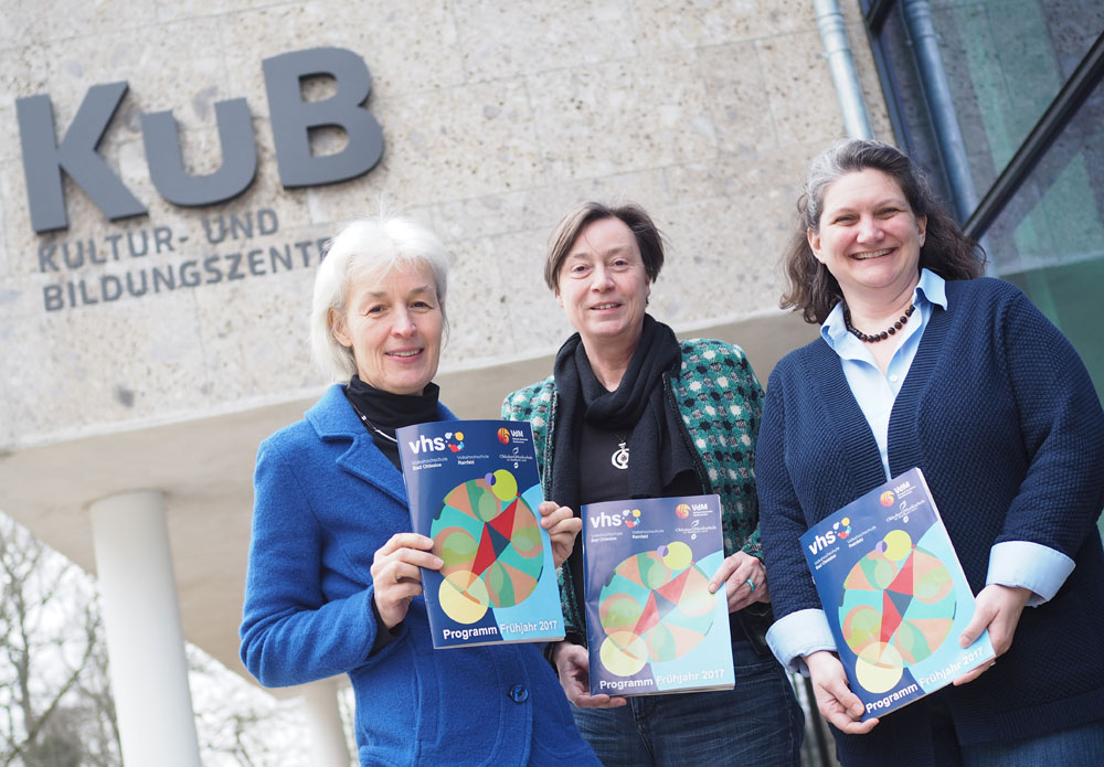 Mit dem neuen Kursplan: Gabi Stöver-Marx (VHS Reinfeld), Karin Linnemann und Tracy Newton (beide VHS Oldesloe) stellen das neue Programmheft vor. Foto: Fischer