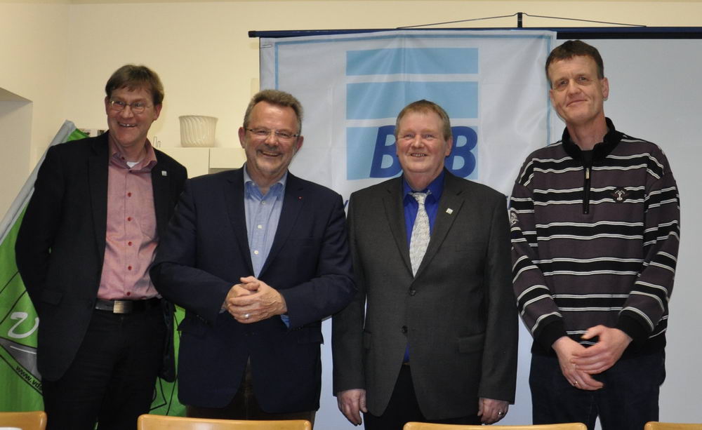 Bildunterschrift: v.l.n.r: Jens Sommerburg (Landesbetrieb Straßenbau und -verkehr Schleswig-Holstein, Leiter der Niederlassung Lübeck), Franz Thönnes, Jörg Becker (Leiter Autobahnmeisterei Bad Oldesloe und Mitglied der BTB-Gewerkschaft Technik und Naturwissenschaft), und Marco Bibow (Landesvorsitzender Fachgewerkschaft VDStra.). Foto: Anett Meyer-Wache/hfr