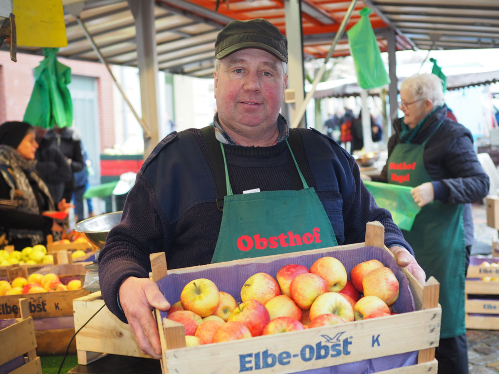 Marktmeister "Apfel-Willi" Nagel an seinem Stand auf dem Wochenmarkt. Foto: Fischer