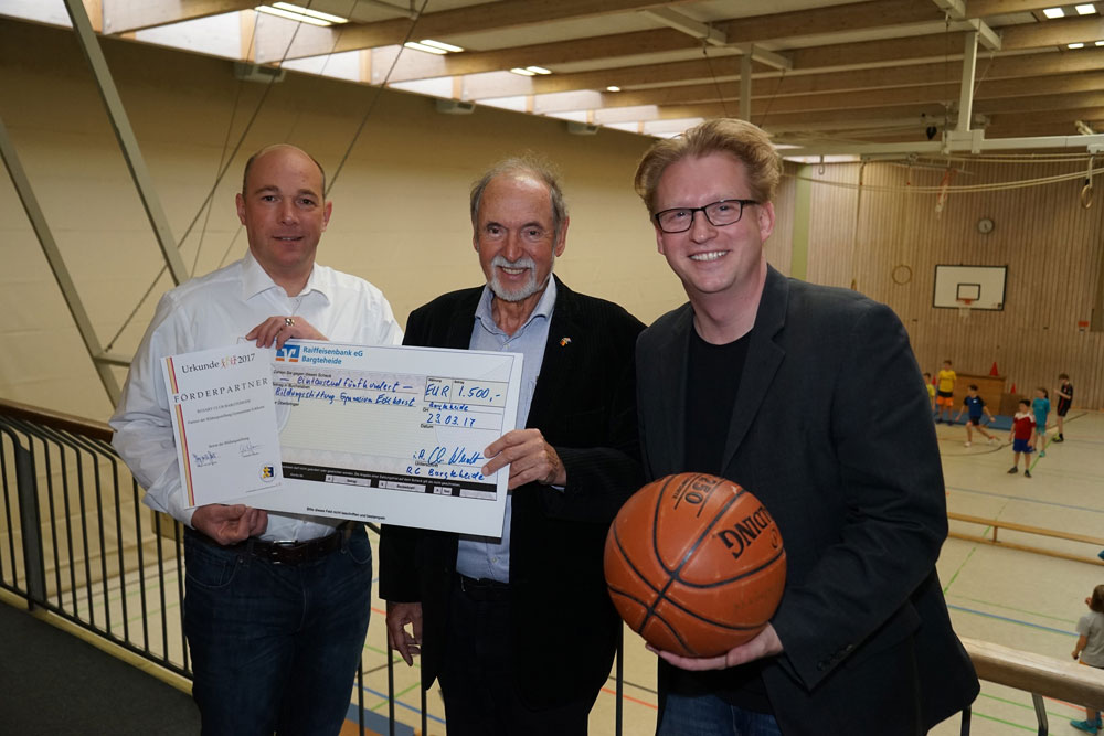 Austausch von Scheck und Urkunde zur Förderpartnerschaft: v.l.n.r. Helge von der Geest (Bildungsstiftung), Christian Wendt vom Rotary Club Bargteheide und Michael Schwarz (Gymnasium Eckhorst). Foto: hfr