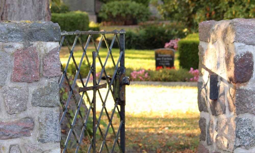 Beruhmter Unternehmer Bolck Grabstein Wird Auf Oldesloer Friedhof Aufgestellt